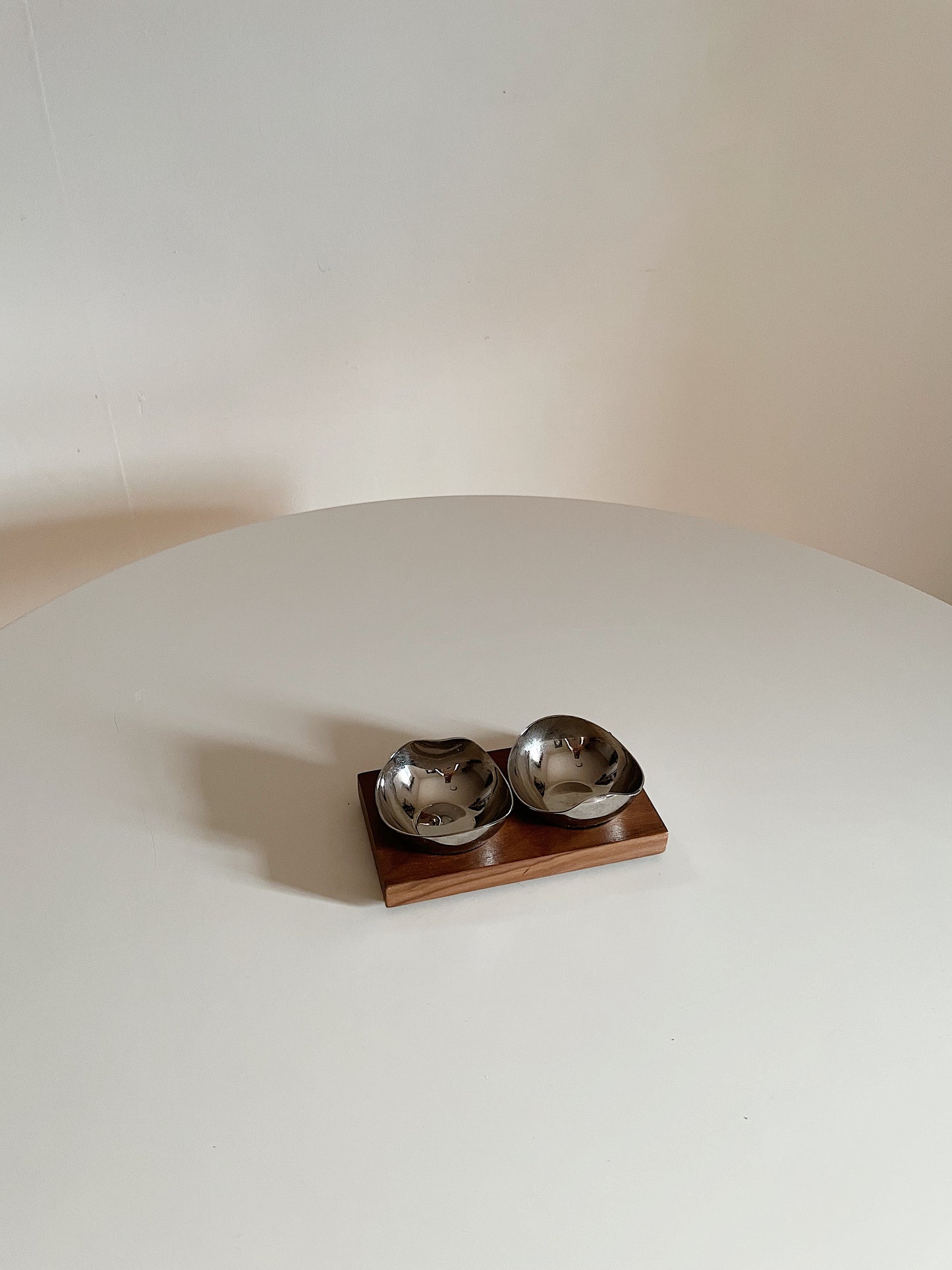 SILVER PINCH POTS IN WOOD BASE