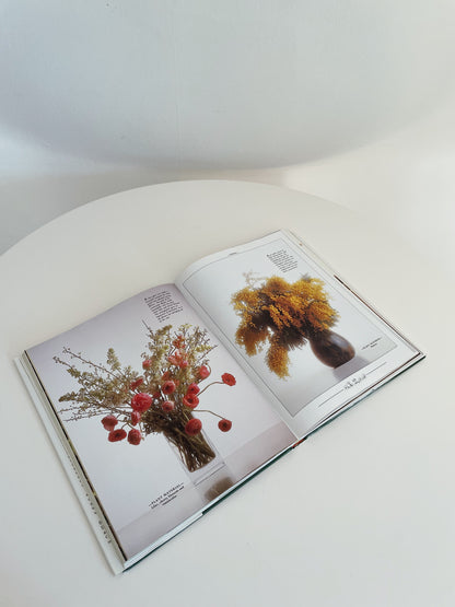 THE BOOK OF FRESH FLOWERS: A COMPLETE GUIDE TO SELECTING & ARRANGING