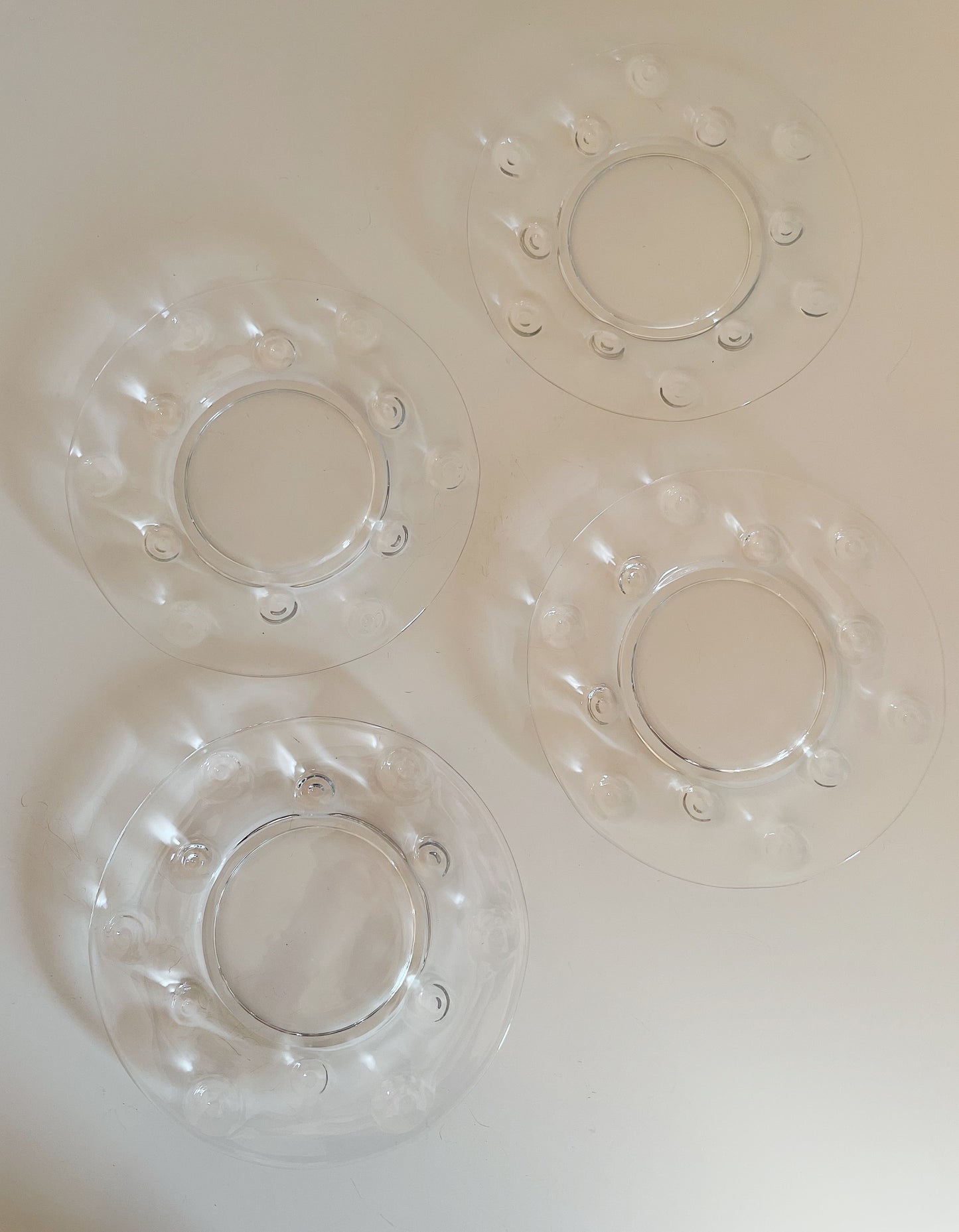GLASS PLATES WITH TEXTURE DETAIL