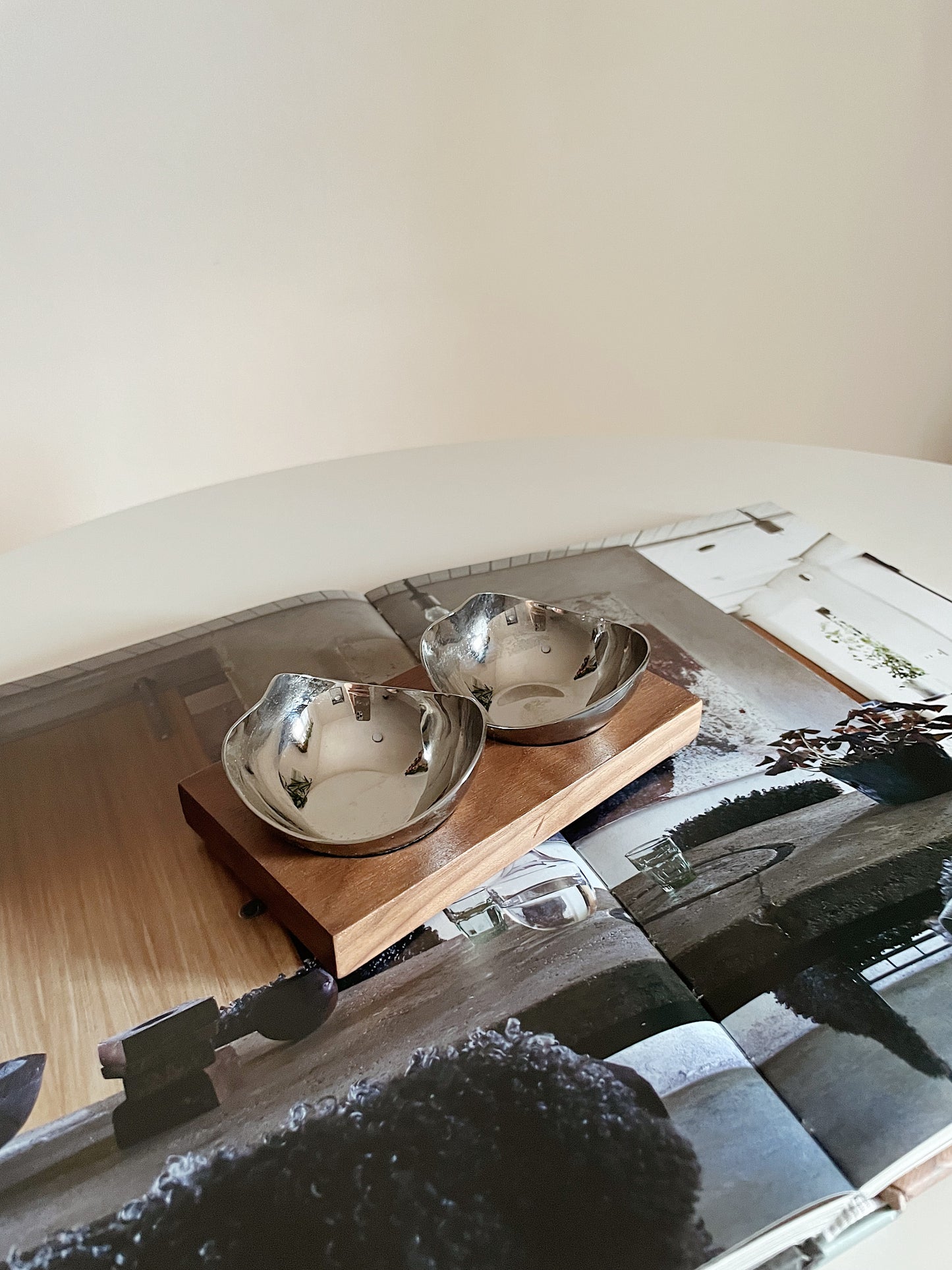 SILVER PINCH POTS IN WOOD BASE