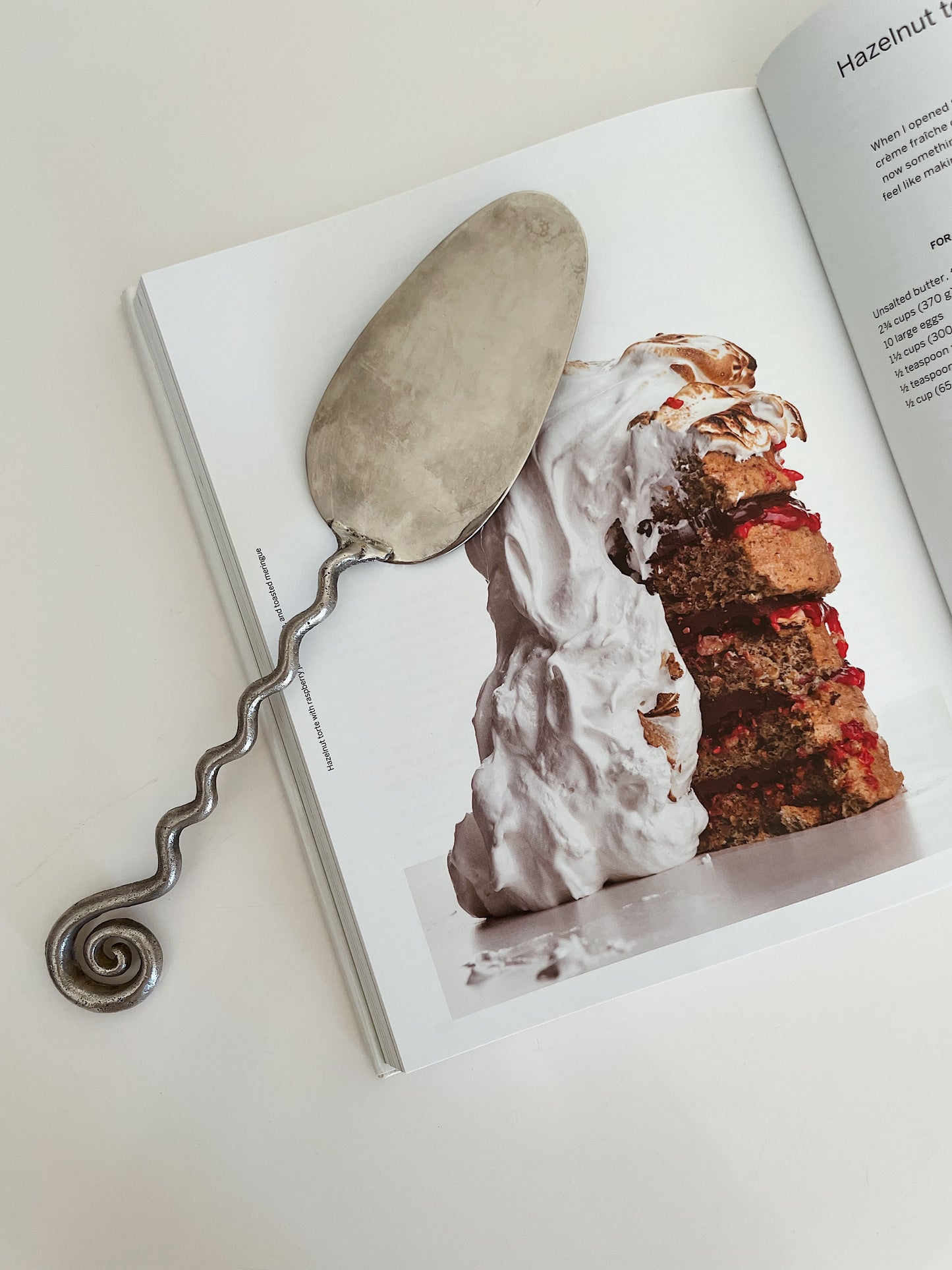 SPIRAL HANDLED CAKE SERVER