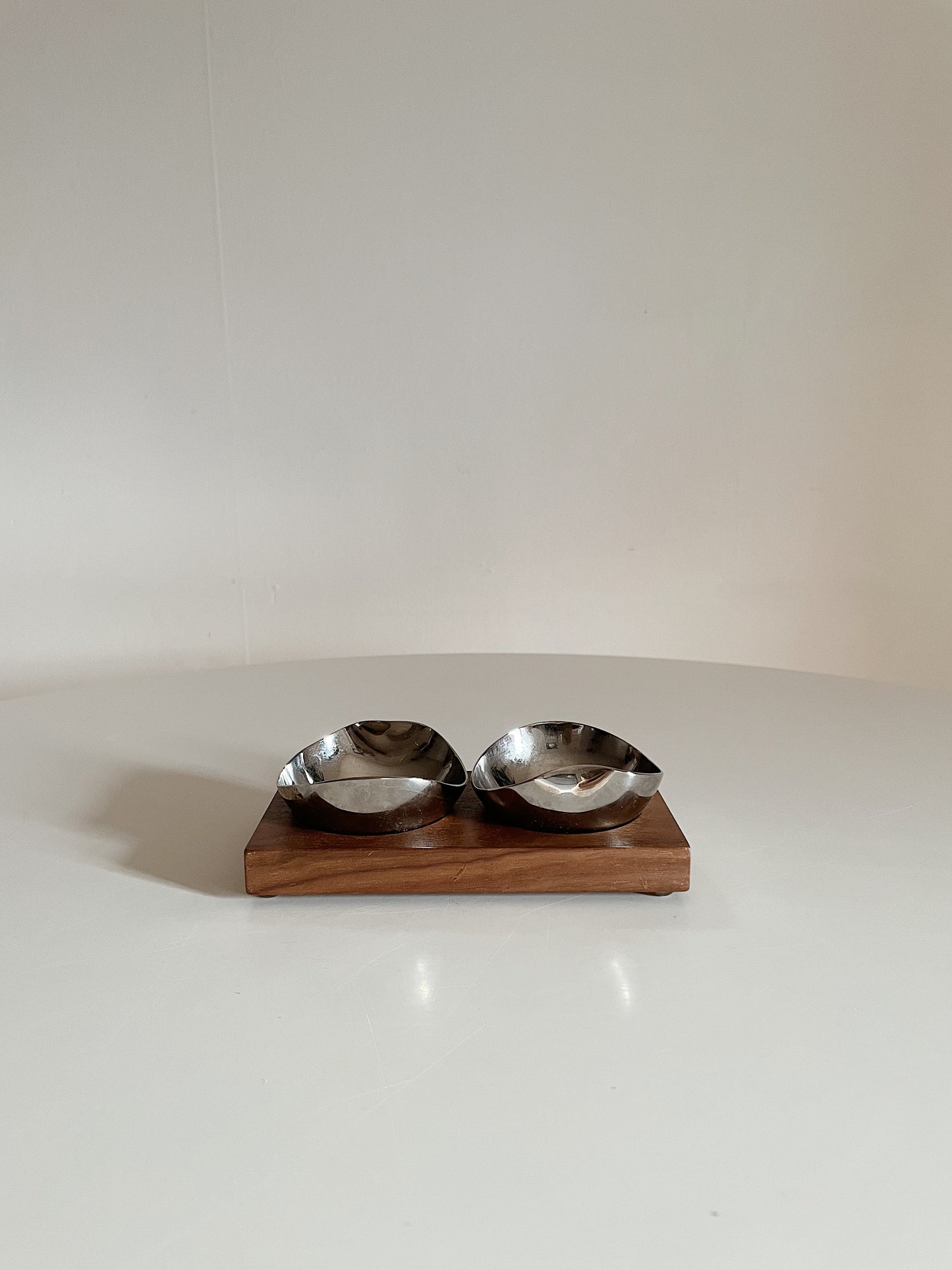 SILVER PINCH POTS IN WOOD BASE