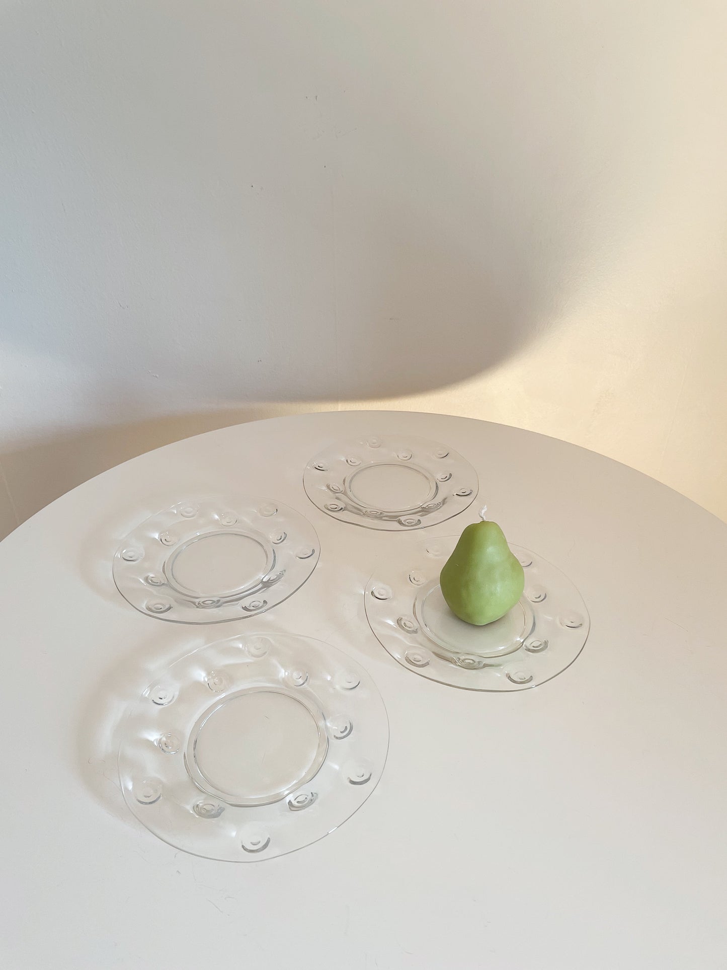 GLASS PLATES WITH TEXTURE DETAIL