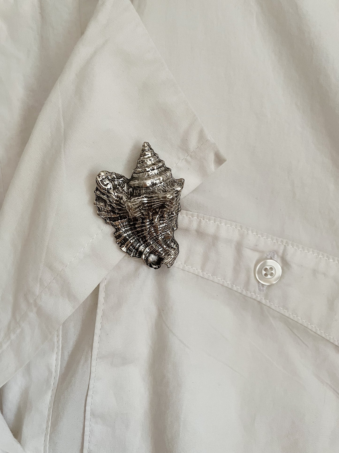 SILVER SHELL BROOCH