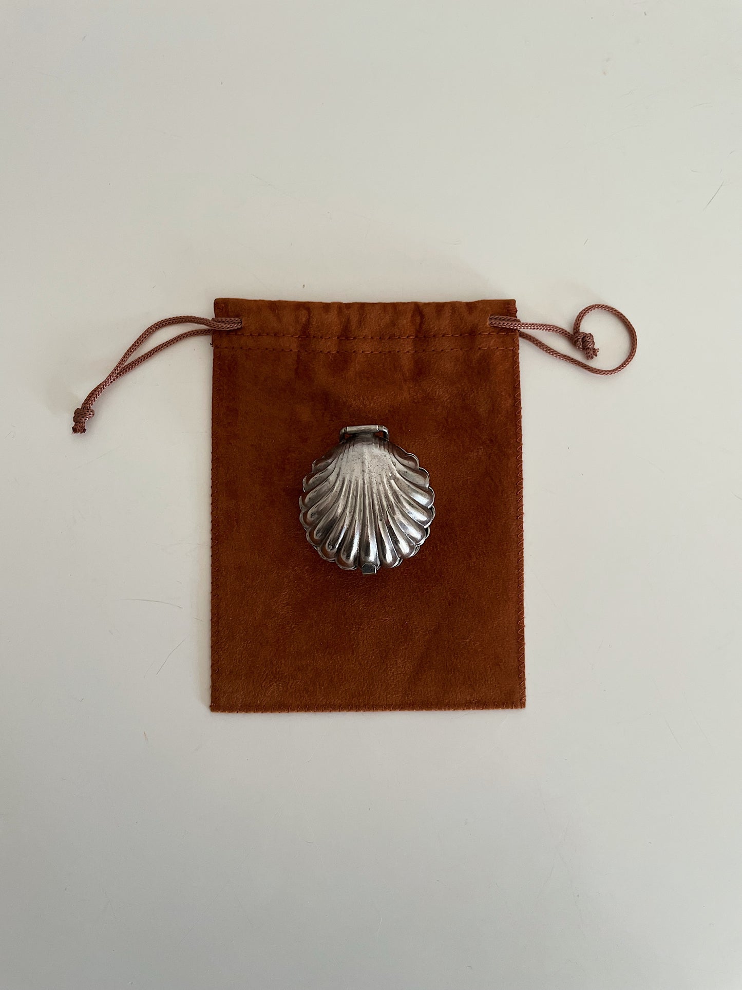 SILVER SHELL PORTABLE ASHTRAY