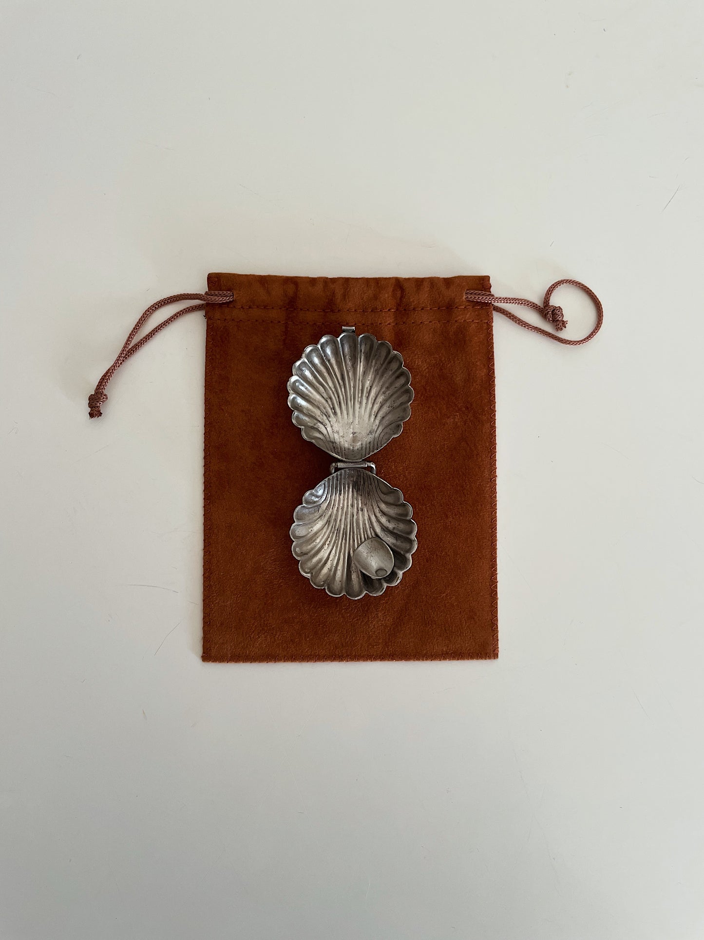 SILVER SHELL PORTABLE ASHTRAY