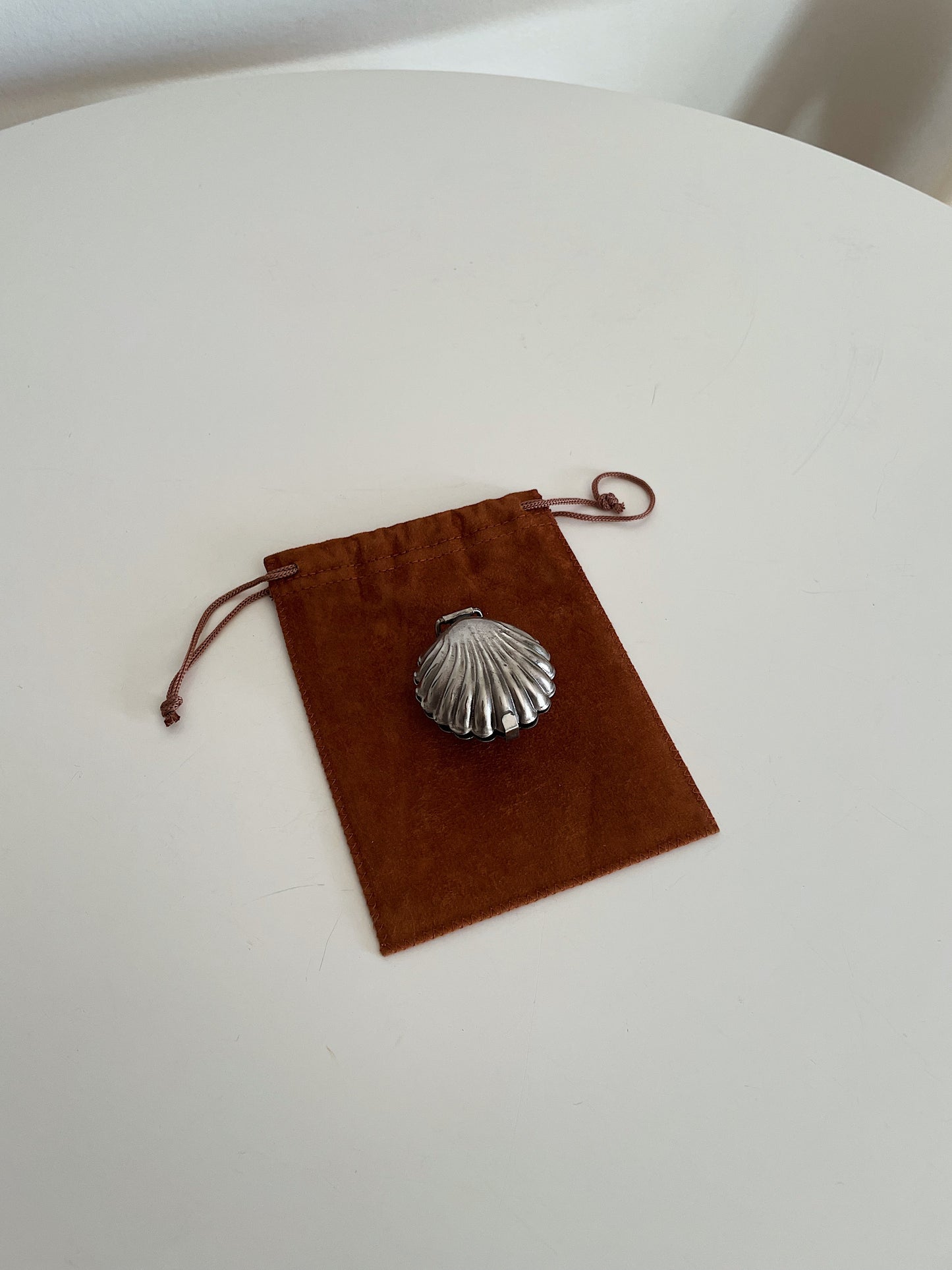 SILVER SHELL PORTABLE ASHTRAY