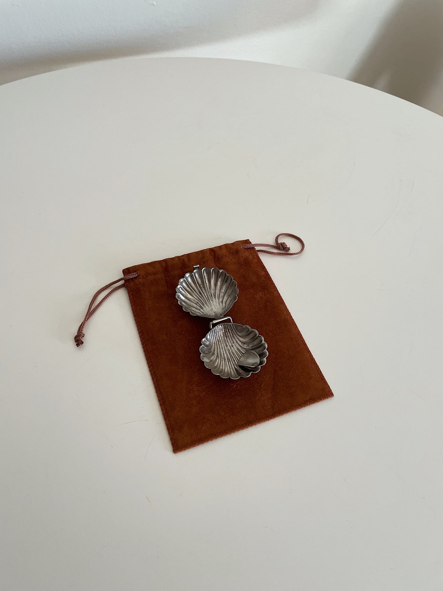 SILVER SHELL PORTABLE ASHTRAY